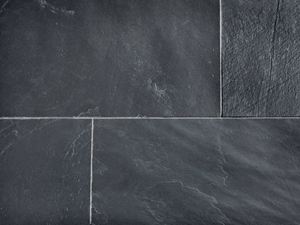 Nærbillede af lagte skiferfliser med lyse fuger