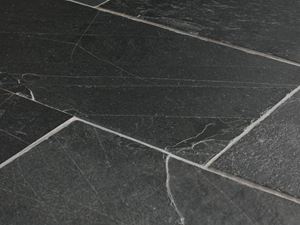 Nærbillede af lagt naturskifer i antracit med hvid fuge