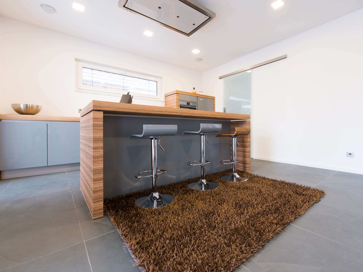 Smukt med varme brune toner og træ Grey Slate-fliser i et moderne køkken