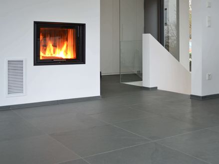 Grey Slate-fliser lagt foran en pejs