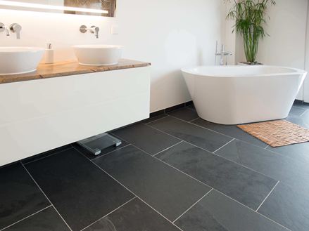 Badekar på skiferfliser i Mustang