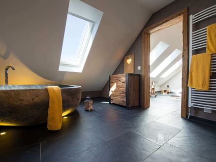 Badekar i natursten og skiferfliser fra Mustang