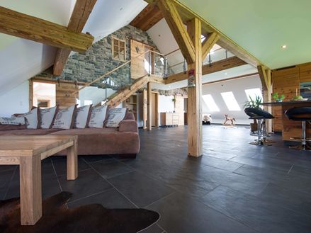 Åben stue med skiferfliser fra Mustang