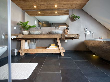 Rustikt badeværelse med skiferfliser og træmøbler