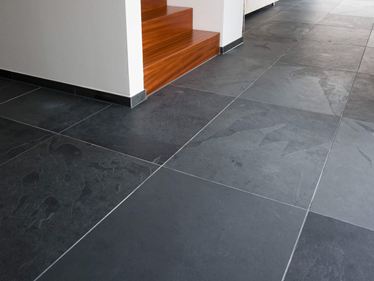 Kundebillede:Mustang skiferfliser, lagt i trappeopgang/gang