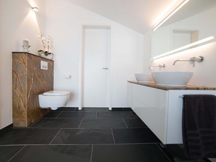 Slate Mustang fliser i et moderne badeværelse