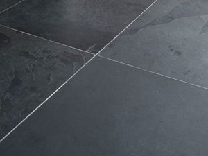 Nærbillede af de lyse fuger mellem de enkelte fliser af skifer