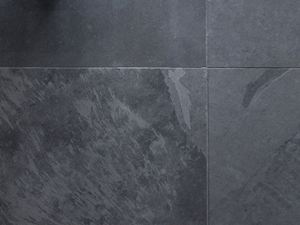 Nærbillede af skiferfliser i mørk antracit