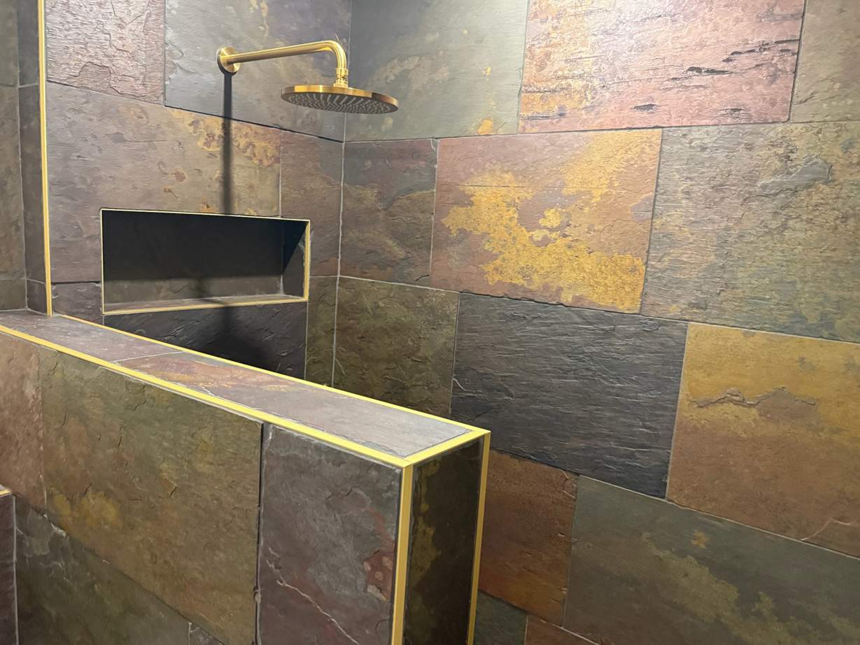 Kombineret med elementer i Gold: En særlig elegant effekt. Foto af kunde Peacock_Urban_Beige_Badeværelse_bruser_Guld