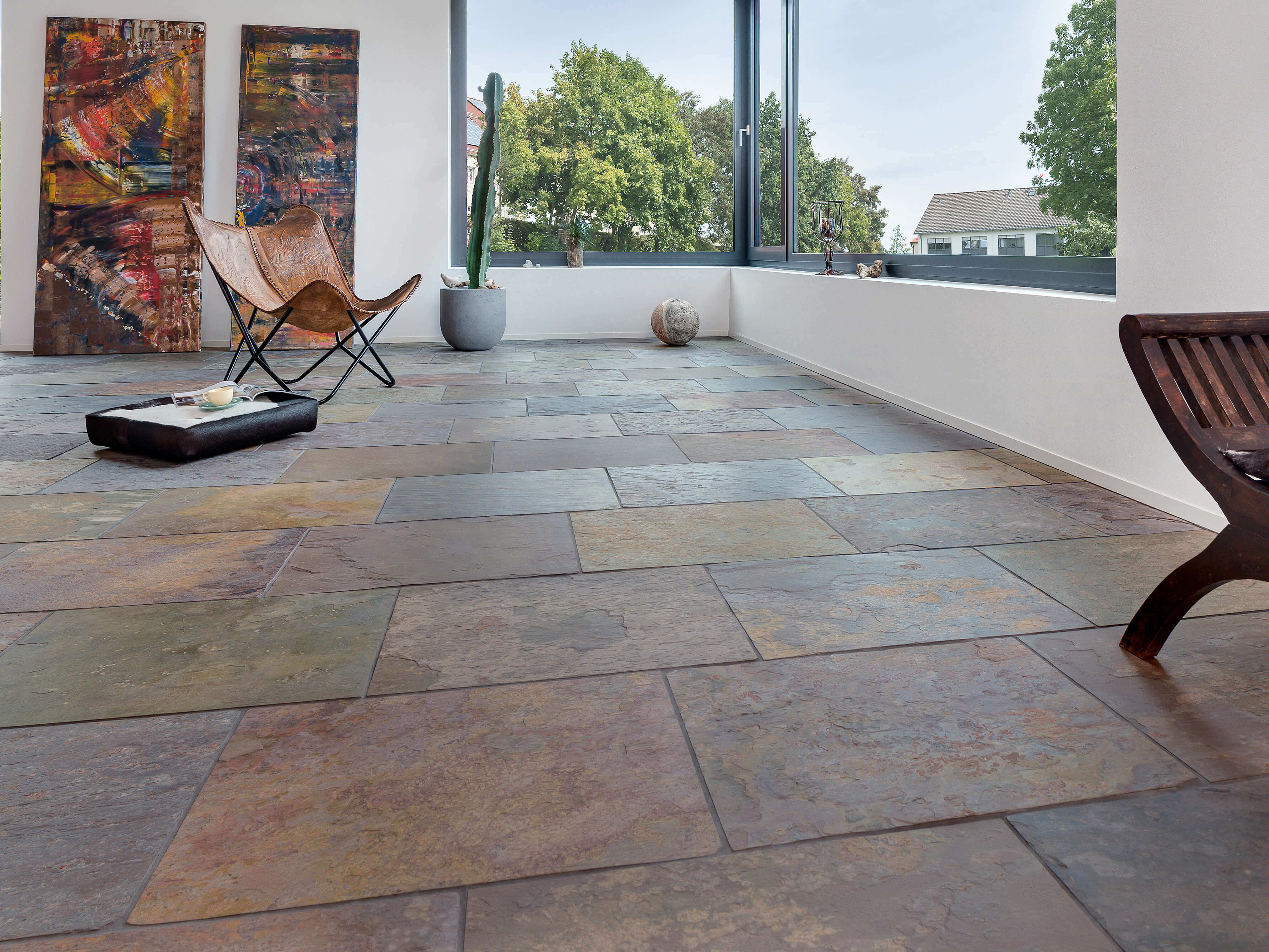 Stue med Peacock Multi Colour-skiferfliser og moderne malerier