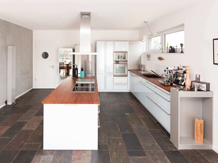 Påfugleskiferfliser i et ultramoderne køkken