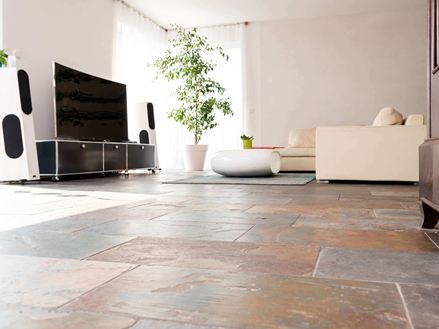 Påfugleskiferfliser lagt i stuen, frøperspektiv