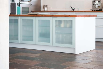 Fliser af påfugleskifer i et køkken med kogeø