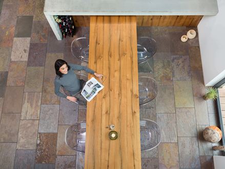 Fugleperspektiv af moderne spiseplads med farvede fliser af skifer