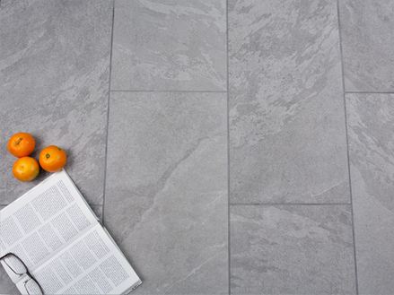 Alpine Grey fliser med skifer og orange dekoration