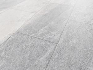 Fliser i porcelænsstentøj Alpine Grey slate look up close