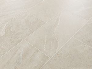 Nærbillede af Canyon Gold-fliser i porcelænsstentøj med skifereffekt