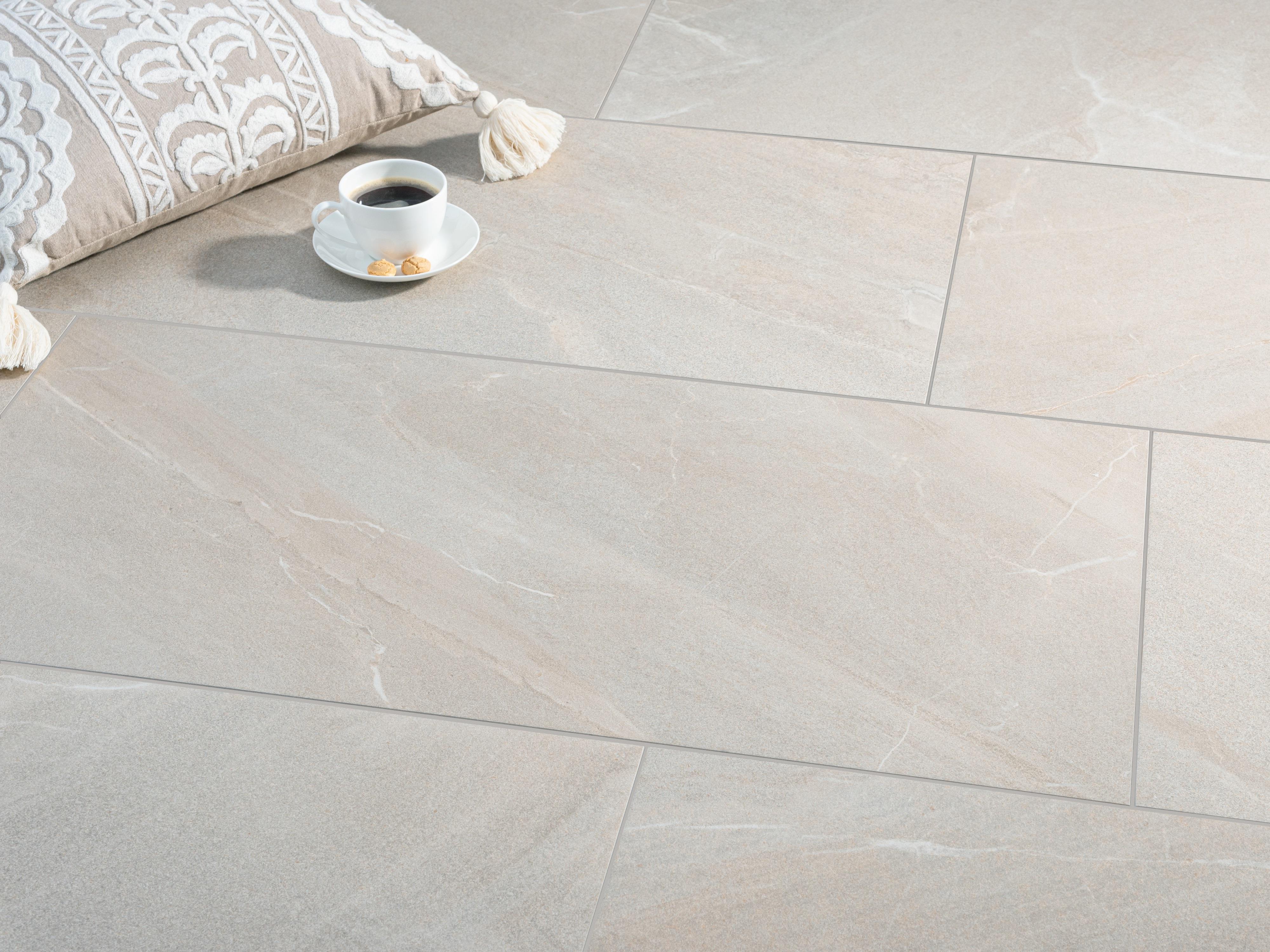 Canyon Gold skifer-effekt fliser med kaffekop og pude