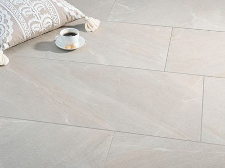 Canyon Gold skifer-effekt fliser med kaffekop og pude