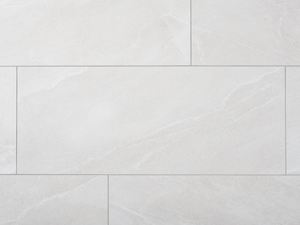 Nærbillede af lysegrå fliser i porcelænsstentøj med skiferlook og smalle fuger