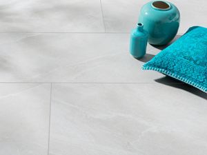 Fliser i lysegråt skiferlook med turkis vase og turkis pude