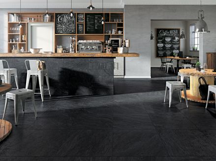 Barområde med fliser af porcelænsstentøj i New Moon-skiferlook