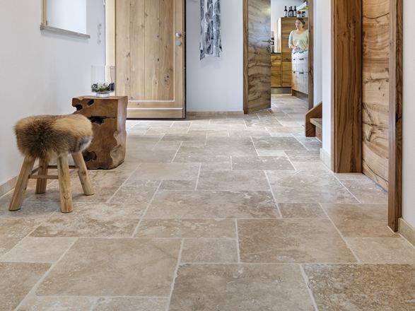 Travertin Classic_Country fliser i indgangsområdet