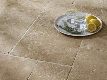 Travertin Classic Country fliser Nærbillede af vand og citron