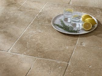 Travertin Classic Country fliser Nærbillede af vand og citron