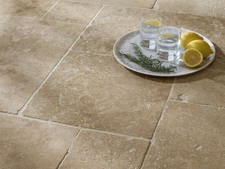 Travertin Classic Country fliser Nærbillede af vand og citron
