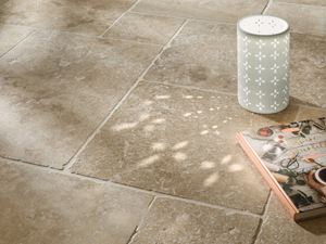 Fliser i travertin Classic Country Nærbillede af lanterne og bog