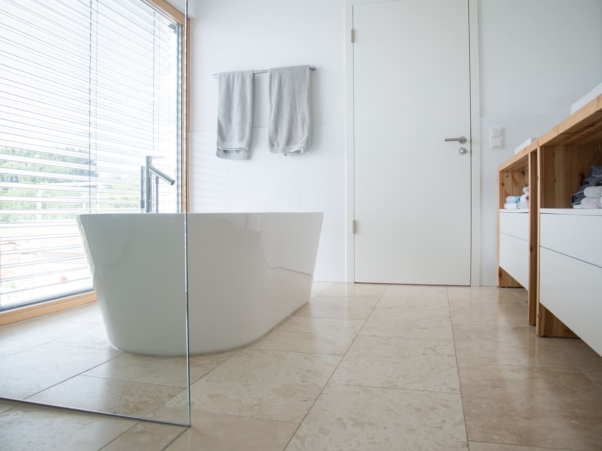 Et moderne badeværelse med Classic Light travertin Moderne badeværelse med Classic Light travertin og fritstående badekar