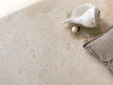 Travertin Classic Light med muslingedekoration