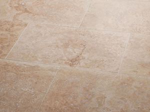 Classic Light travertinfliser lagt med smalle fuger