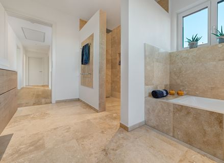 Badeværelse med Ivory Classic travertin