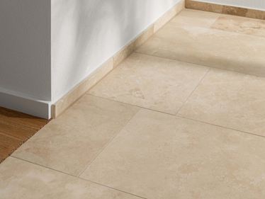 Travertin fliser Ivory Classic Detail overgang trægulv