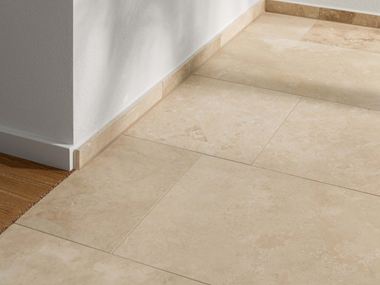 Travertin fliser Ivory Classic Detail overgang trægulv