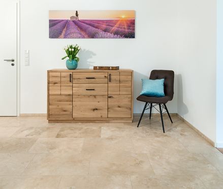 Kommode og farverigt billede på Ivory Classic