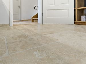 Travertin Ivory Cream fliser i frøperspektiv