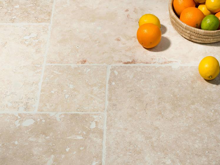 Frugtskål står på middelhavsfliser Ivory Cream
