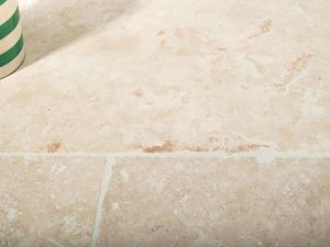 Skyggen af en urtepotte på travertin Ivory Cream