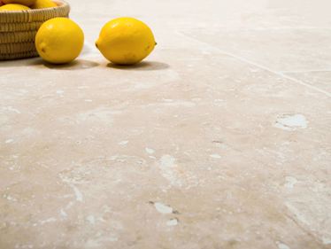 Travertin Ivory Cream i frøperspektiv med citroner