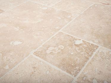 Ivory Cream travertinfliser med typisk porestruktur