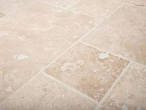 Ivory Cream travertinfliser med typisk porestruktur