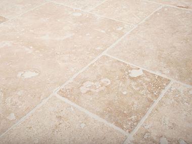 Ivory Cream travertinfliser med typisk porestruktur