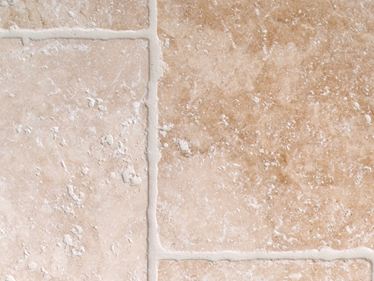 Lyse travertinfliser med tumlede kanter