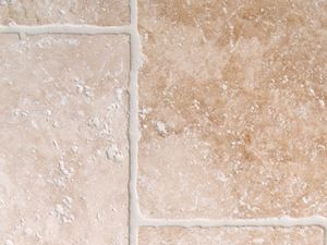 Lyse travertinfliser med tumlede kanter