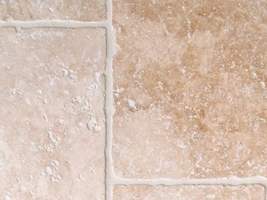 Lyse travertinfliser med tumlede kanter