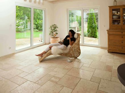 Kvinde ligger i liggestol på travertinfliser Light