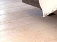 Lægning af lysbeige travertinfliser Light med hvidt loft
